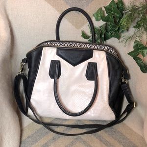 Steve Madden Black and White Purse ✨